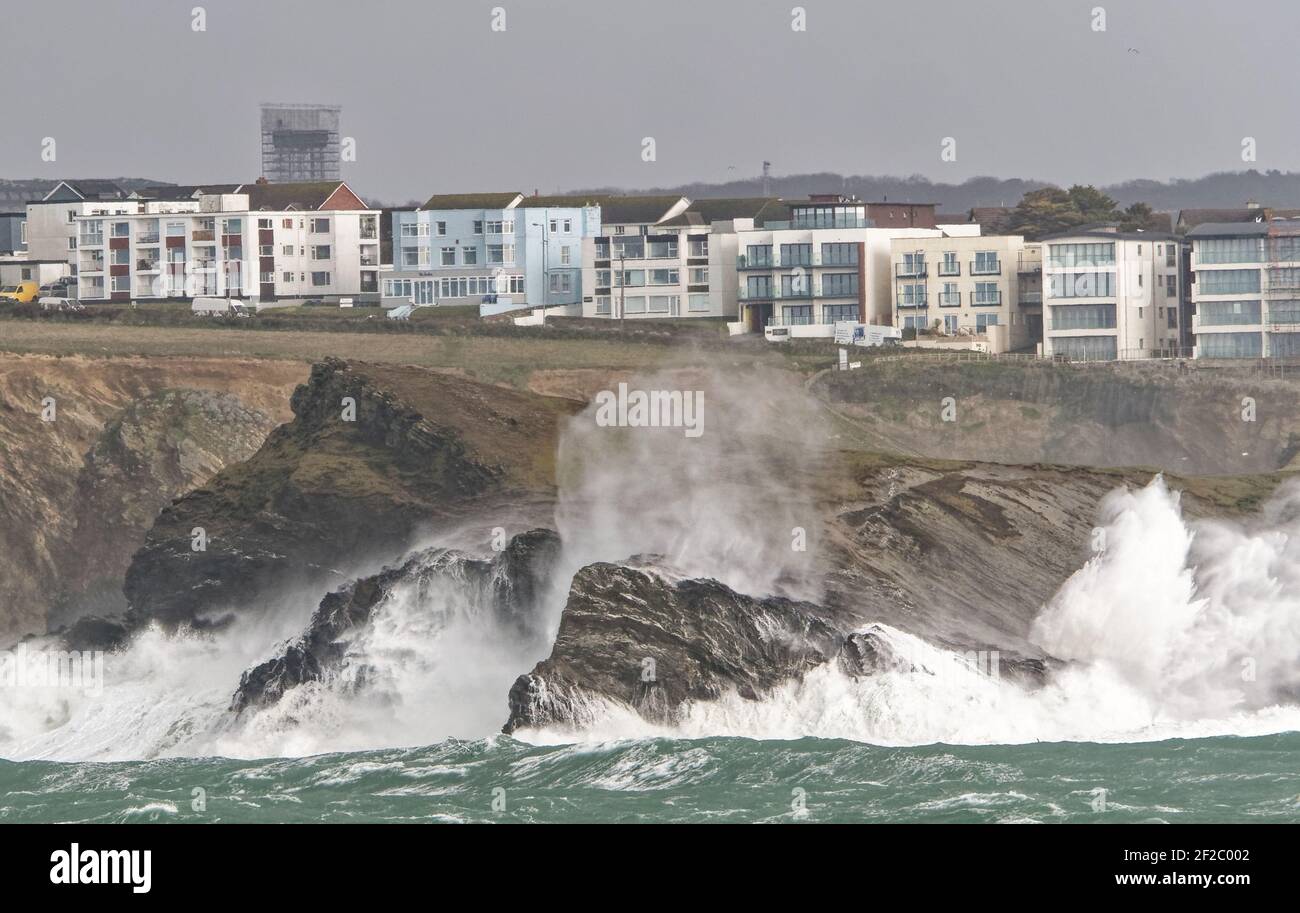 Newquay, Cornovaglia, 11 marzo 2021. Tempo nel Regno Unito: Tempo di tempesta estremo per marzo. Isola di Porth. Porth Cornwall vede uno spettacolo di alta marea. Credit: Robert Taylor/Alamy Live News Foto Stock