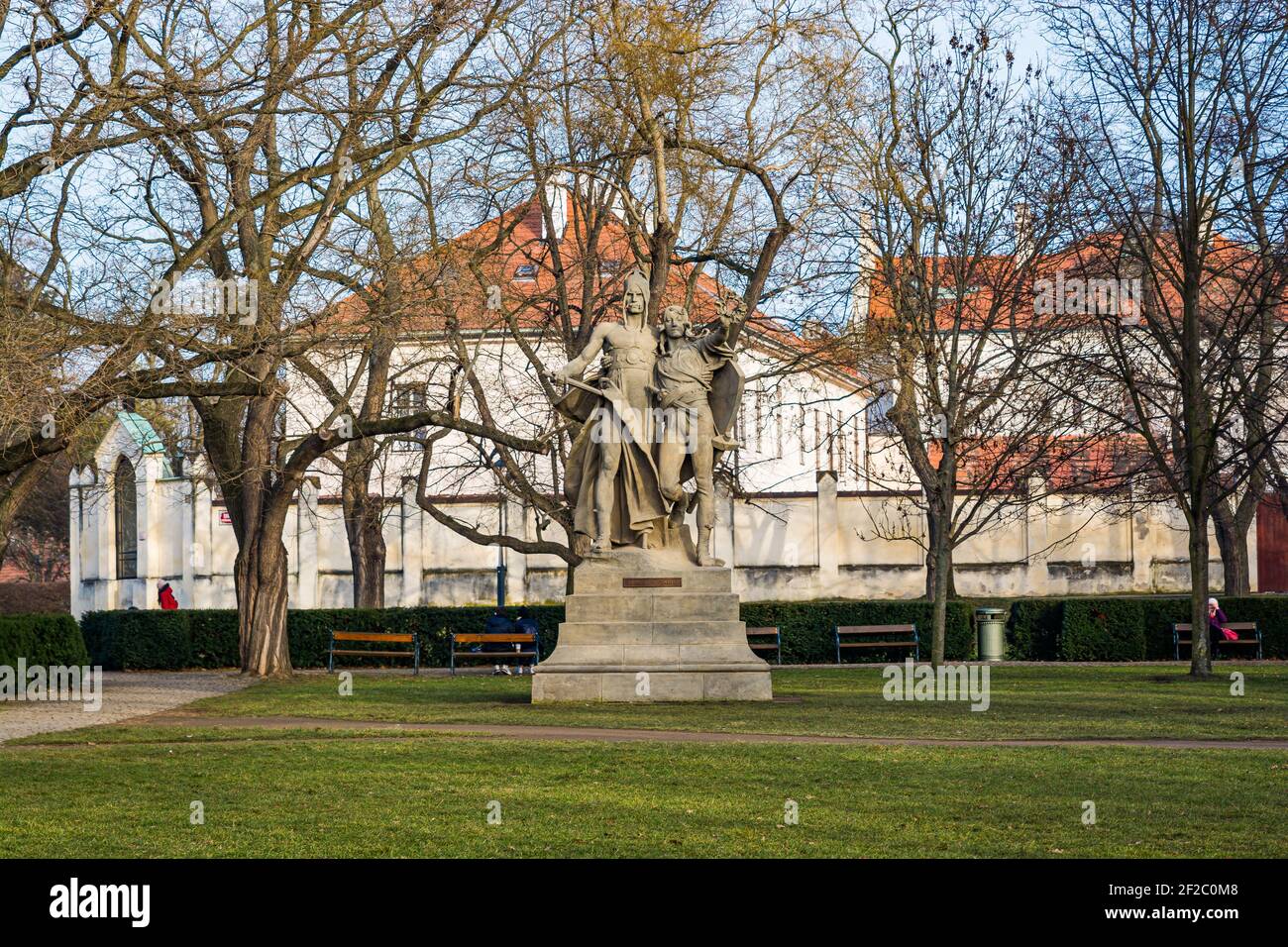 Praga, repubblica Ceca - 24 Febbraio 2021. Statue storiche di leggende nel parco di Vysehrad - Slavoj a Zaboj Foto Stock