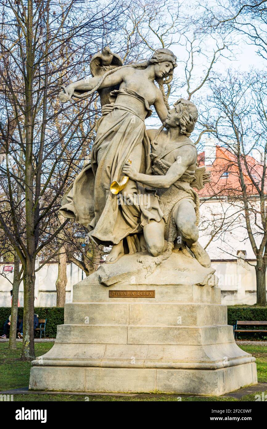 Praga, repubblica Ceca - 24 Febbraio 2021. Statue storiche di leggende nel parco di Vysehrad - Ctirad a Sarka Foto Stock