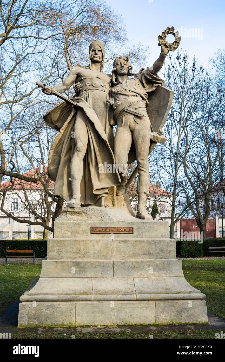 Praga, repubblica Ceca - 24 Febbraio 2021. Statue storiche di leggende nel parco di Vysehrad - Slavoj a Zaboj Foto Stock