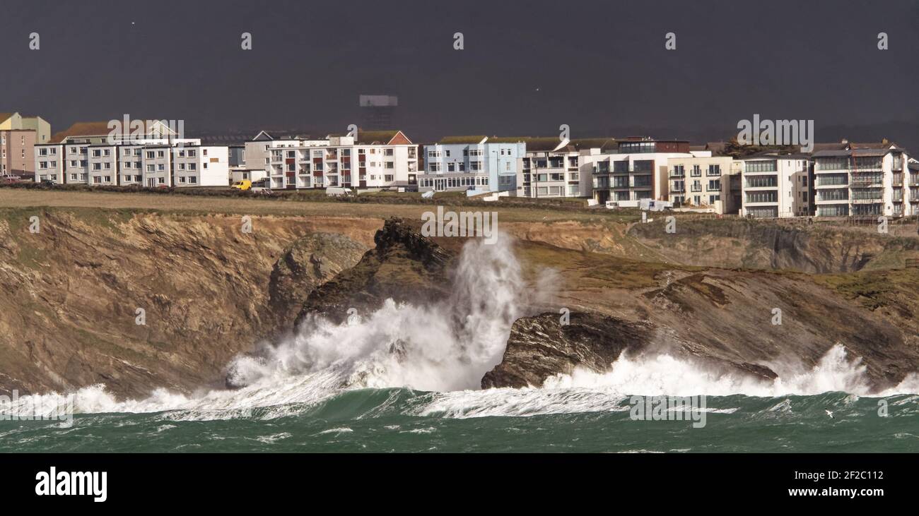 Newquay, Cornovaglia, 11 marzo 2021. Tempo nel Regno Unito: Tempo di tempesta estremo per marzo. Isola di Porth. Porth Cornwall vede uno spettacolo di alta marea. Credit: Robert Taylor/Alamy Live News Foto Stock