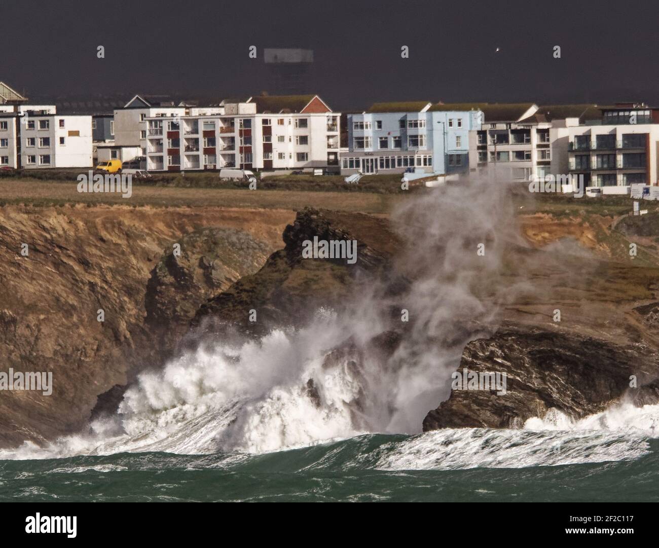 Newquay, Cornovaglia, 11 marzo 2021. Tempo nel Regno Unito: Tempo di tempesta estremo per marzo. Isola di Porth. Porth Cornwall vede uno spettacolo di alta marea. Credit: Robert Taylor/Alamy Live News Foto Stock