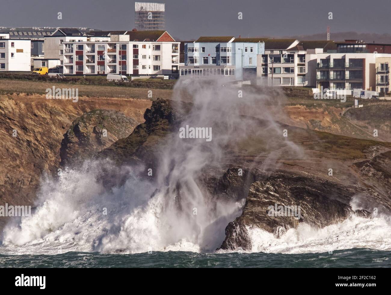Newquay, Cornovaglia, 11 marzo 2021. Tempo nel Regno Unito: Tempo di tempesta estremo per marzo. Isola di Porth. Porth Cornwall vede uno spettacolo di alta marea. Credit: Robert Taylor/Alamy Live News Foto Stock