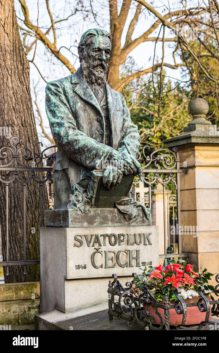 Praga, repubblica Ceca - 24 Febbraio 2021. Tomba con scultura dello scrittore Svatopluk Cech Foto Stock
