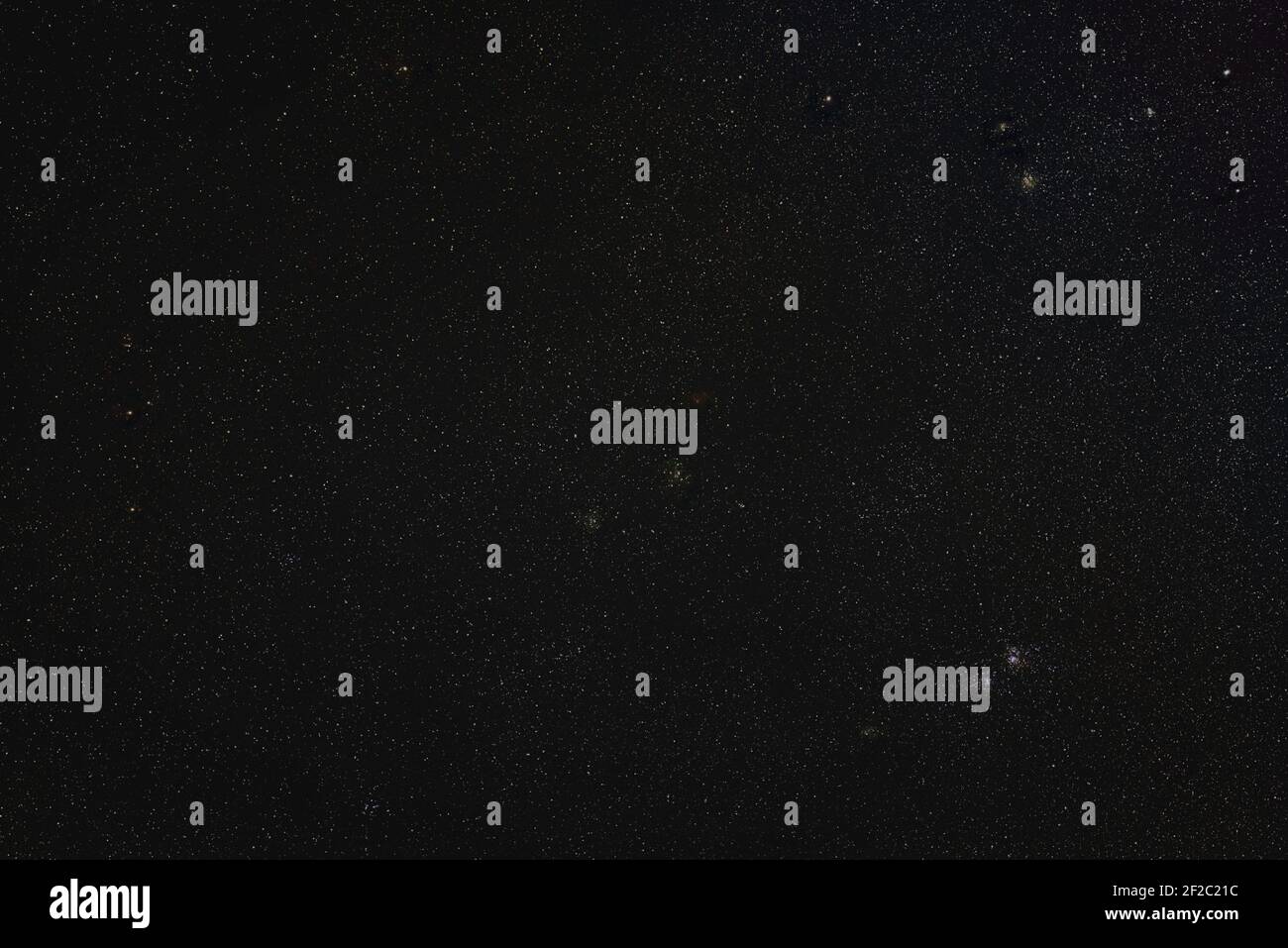 Cielo notturno, molte stelle con alcuni oggetti di spazio profondo - gruppi di Persei, e cuore appena visibile, Soul nebulosa. Foto impilata a lunga esposizione Foto Stock