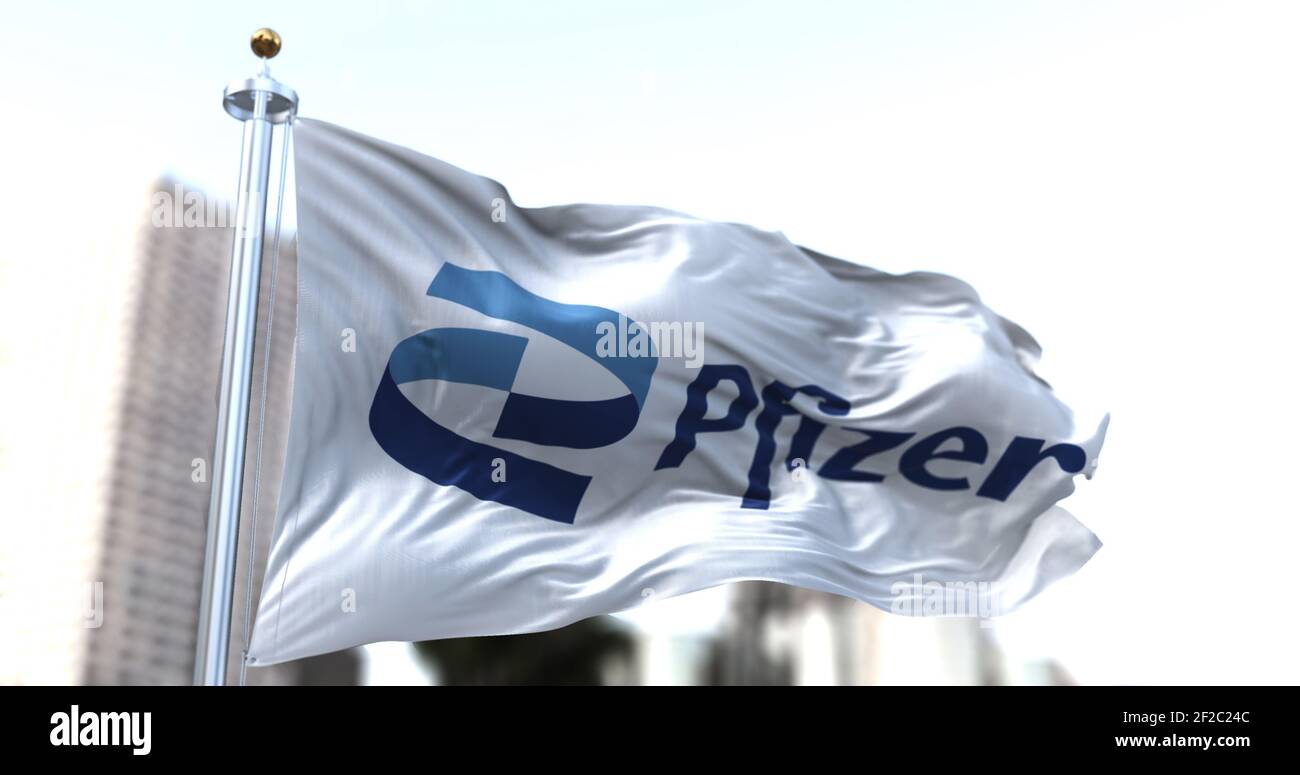 Roma, Italia, 26 gennaio 2021: Bandiera bianca con il nuovo logo Pfizer che sventola nel vento. Pfizer è un'azienda farmaceutica americana che ha prodotto Foto Stock