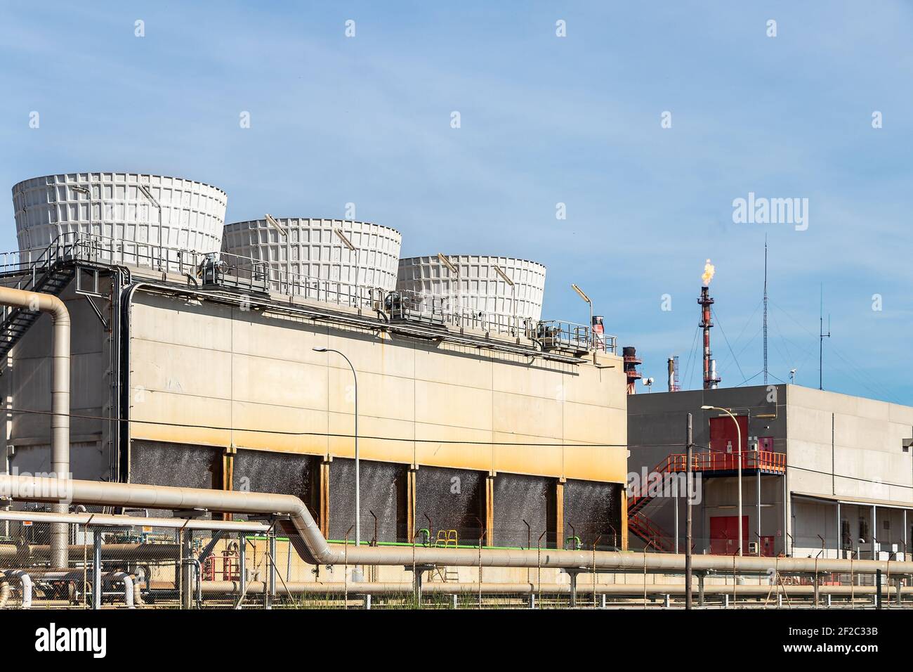 Torri di raffreddamento dell'acqua nell'industria petrolchimica Palos de la Frontera di Huelva, Andalusia, Spagna. Foto Stock