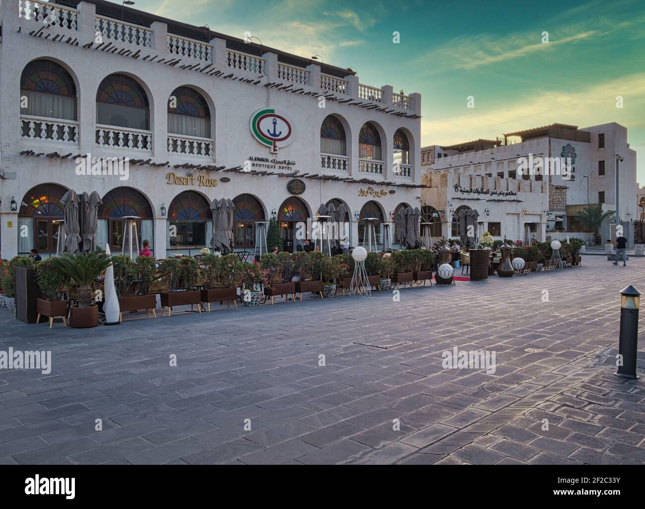 Souq waqif a Doha Qatar vista diurna che mostra la tradizionale architettura araba, caffè e le persone in strada Foto Stock