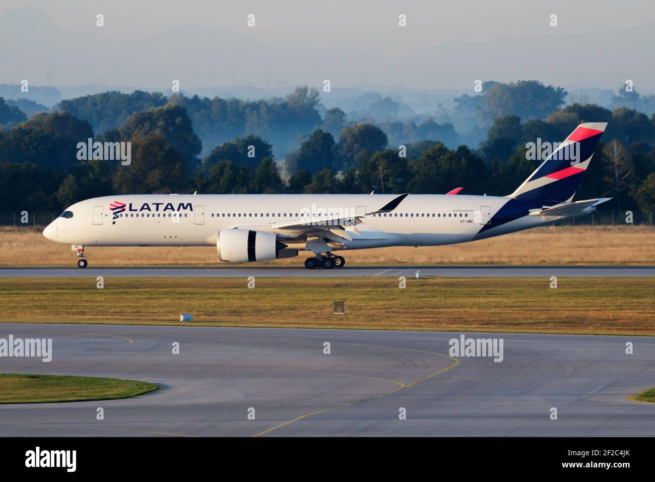 LATAM Qatar Airways Airbus A350-900 A7-AMC aereo passeggeri arrivo e. Atterraggio all'aeroporto di Monaco Foto Stock