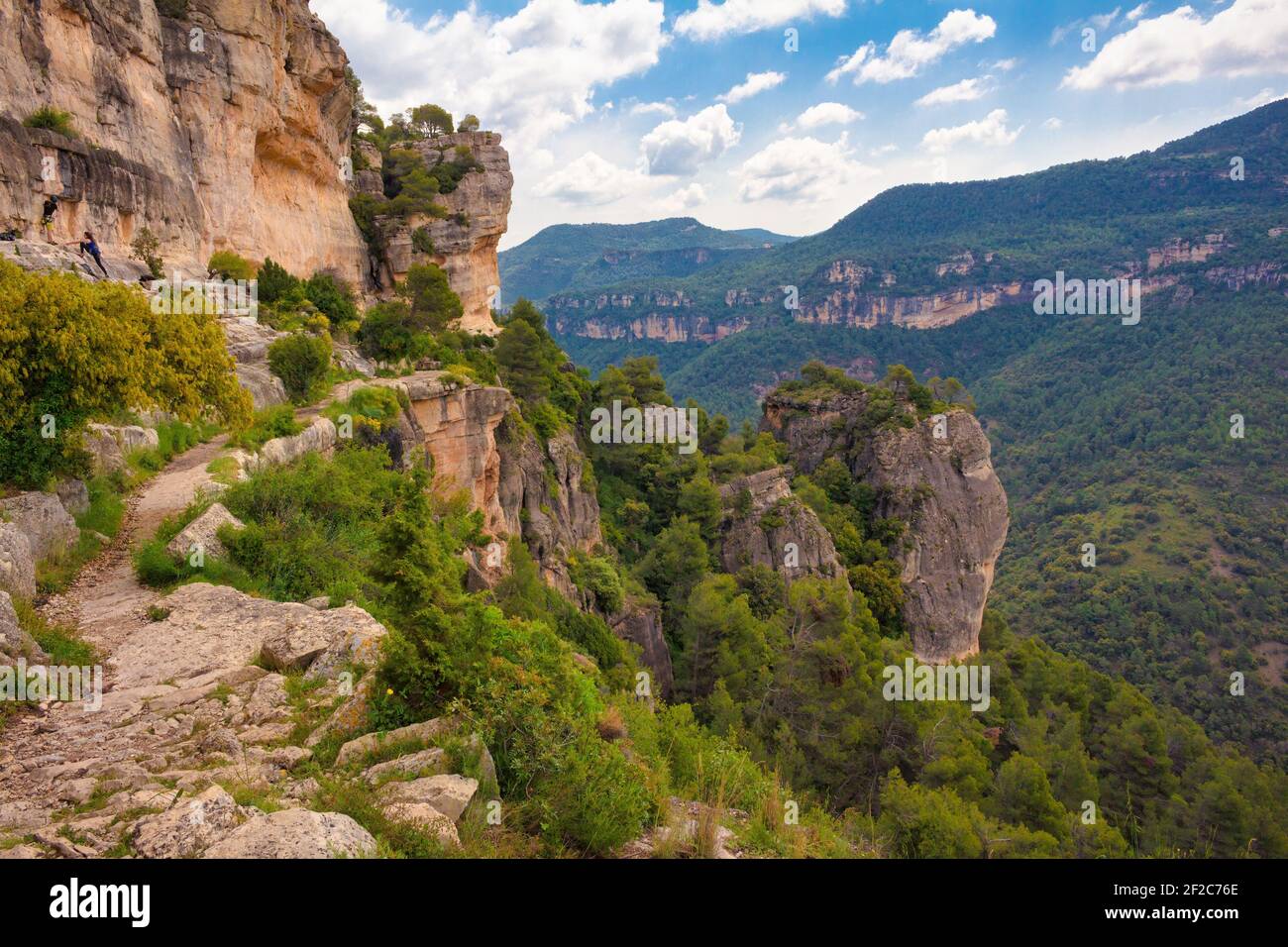 Vista delle scogliere e delle montagne di Prades, dal villaggio di Siurana de Prades, Catalogna, Spagna Foto Stock