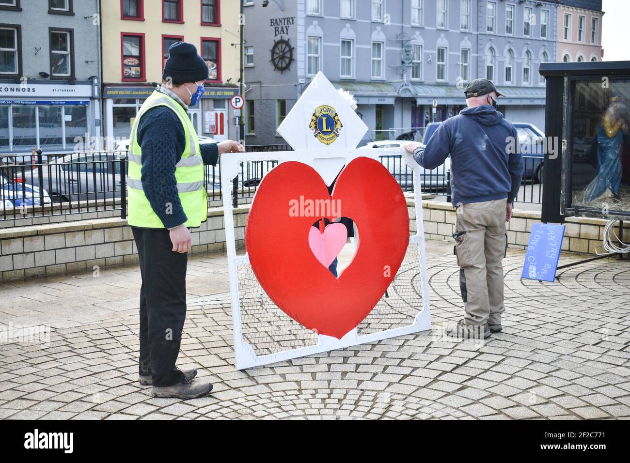 Bantry, West Cork, Irlanda. 11 Marzo 2021. Il Lions club di Bantry Bay ha posto un grande cuore su Wolfe Tone Square. Questo gesto è quello di ringraziarvi tutti i lavoratori in prima linea per il loro lavoro durante Covid 19 volte, che mostra anche sostegno a quelle famiglie i cui membri non sono più con loro. Credit: Karlis Dzjamko/Alamy Live News Foto Stock