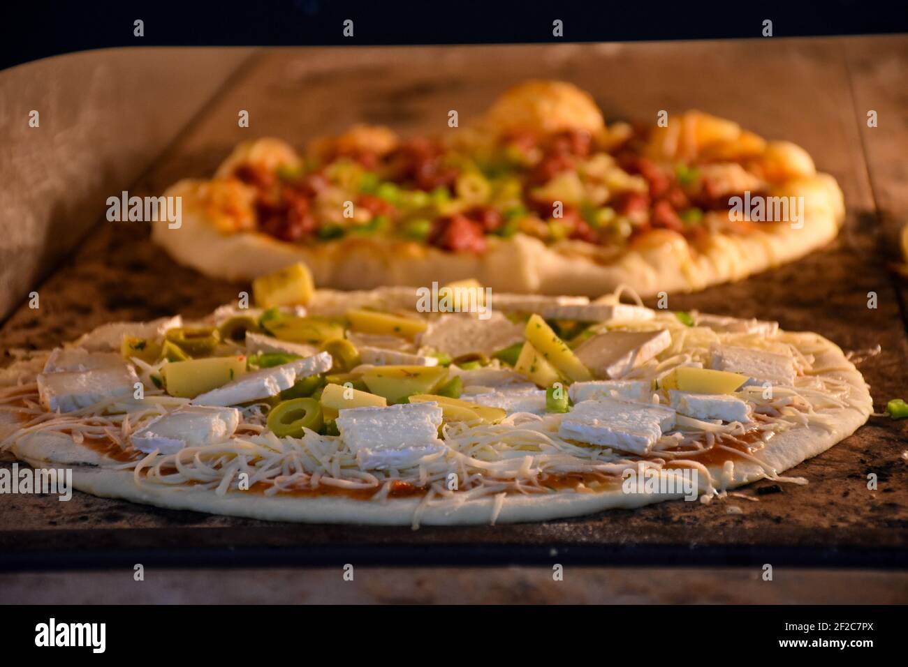 Cucina italiana pizza in forno moderno, concetto di piatti mediterranei Foto Stock