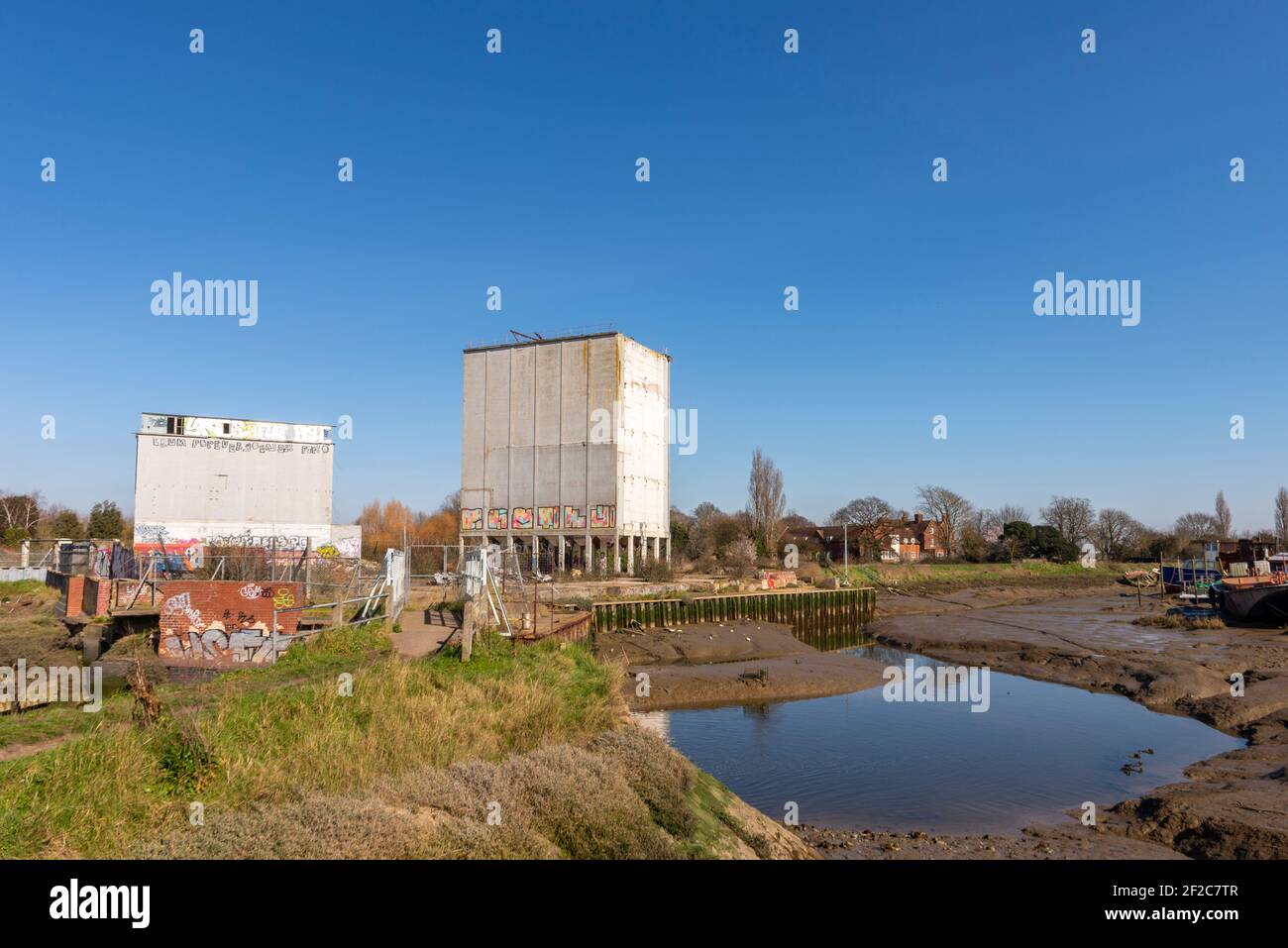 Stambridge Mill, sul fiume Roach ad est di Rochford. Mulino maremoto danneggiato dal fuoco e per lo più demolito, lasciando enormi sili. Paesaggio industriale Foto Stock