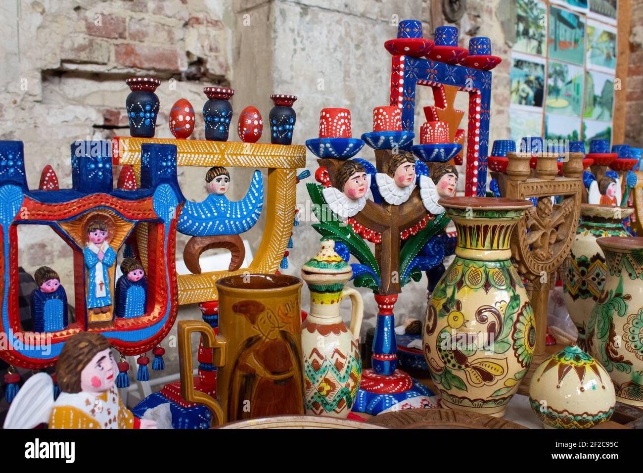 Antiquariato sul mercato delle pulci - candele di legno, piatti di ceramica d'epoca, vasi e altre cose d'epoca. Cimeli da collezione e vendita garage Foto Stock