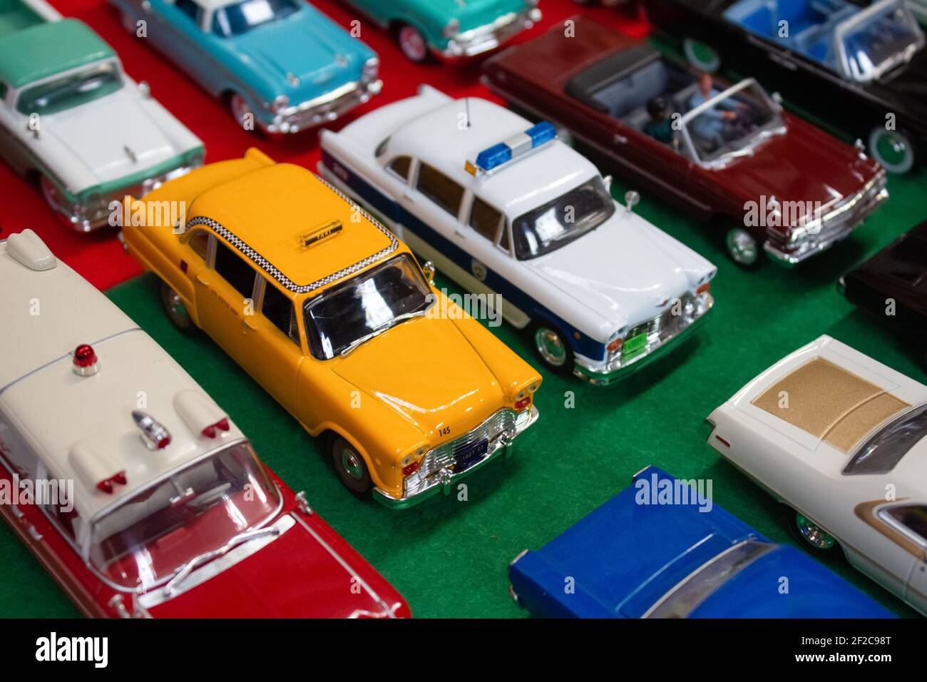 Lviv, Ucraina - 7 marzo 2021 - gruppo di auto giocattolo modello retro - diverse auto d'epoca da collezione su sfondo verde. Messa a fuoco selettiva Foto Stock