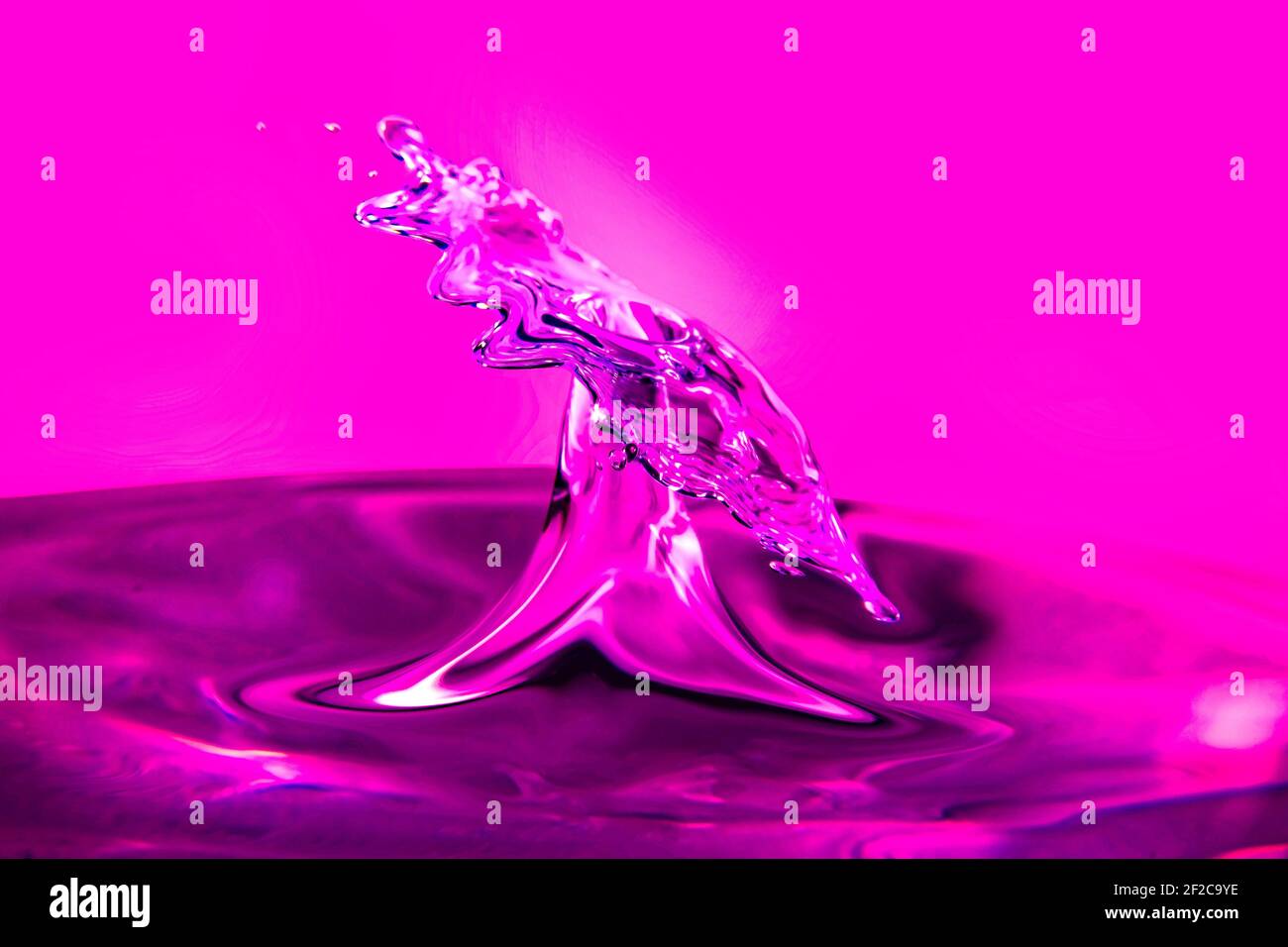 Gocce d'acqua blu danzanti, primo piano Foto Stock