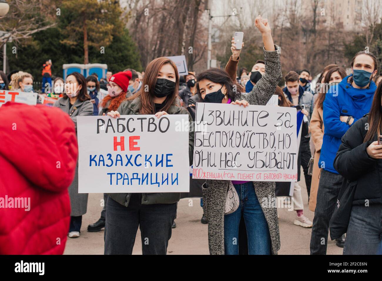 Si è tenuta una marcia e un raduno in difesa dei diritti delle donne nella giornata internazionale delle donne. Più di 800 persone hanno partecipato al rally. La marcia si è svolta su una delle strade principali della città e si è conclusa con un rally sulla piazza. Questa è la prima marcia femminista ufficiale del Kazakistan. la marcia è stata autorizzata dalle autorità locali. I manifestanti hanno voluto parità retributiva e sanzioni penali per le molestie. Almaty, Kazakistan. Foto Stock