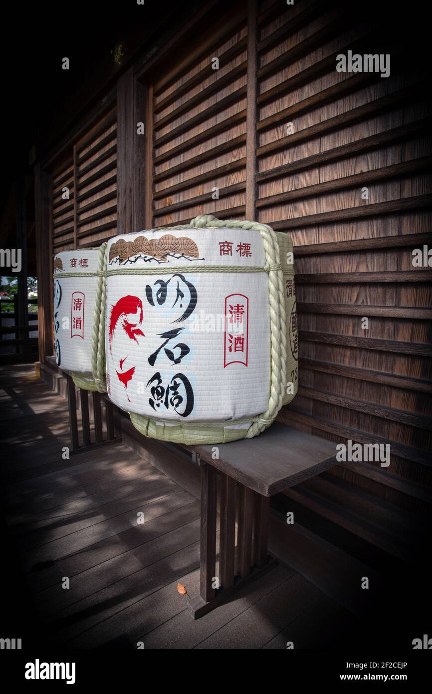 Produzione giapponese sake / paglia mat botte sake barile al Shinto Shrine in Akashi, prefettura di Hyogo, Giappone. Foto Stock