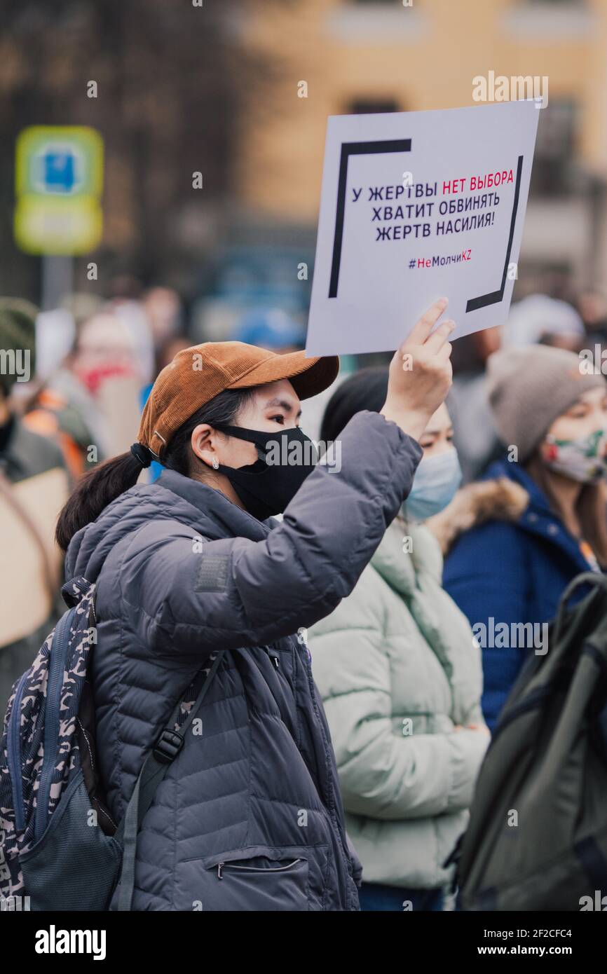 Si è tenuta una marcia e un raduno in difesa dei diritti delle donne nella giornata internazionale delle donne. Più di 800 persone hanno partecipato al rally. La marcia si è svolta su una delle strade principali della città e si è conclusa con un rally sulla piazza. Questa è la prima marcia femminista ufficiale del Kazakistan. la marcia è stata autorizzata dalle autorità locali. I manifestanti hanno voluto parità retributiva e sanzioni penali per le molestie. Almaty, Kazakistan. Foto Stock