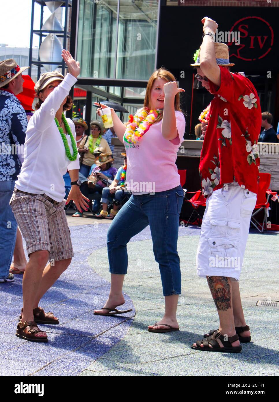 5 maggio 2011 Kansas City MO Stati Uniti i goers del partito ballano Prima del concerto Get-to-Gether presso il Power and Light District Foto Stock