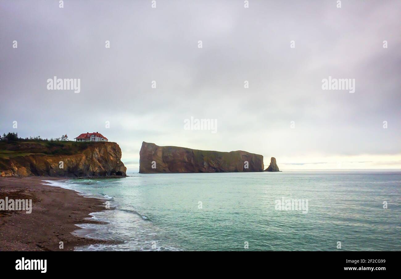 Provincia del Quebec, Canada, settembre 2019, vista di Percé Rock nel Golfo di San Lorenzo Foto Stock