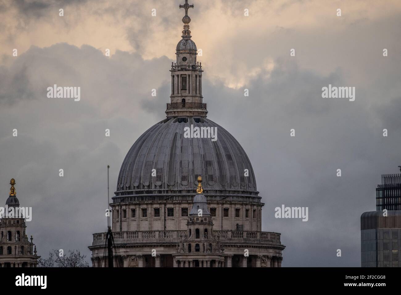 Cupola della Cattedrale di St Pauls, incorniciata dalle guglie delle chiese di Wren City, Londra, Inghilterra, Regno Unito Foto Stock