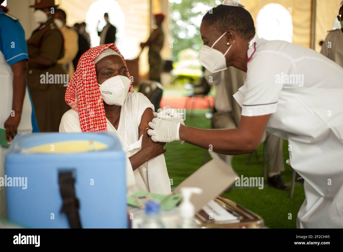 Zomba, Malawi. 11 Marzo 2021. Un residente locale riceve il vaccino COVID-19 a Zomba, Malawi, il 11 marzo 2021. Il presidente del Malawi Lazarus Chakwera e il suo vice, Saulos Chilima, giovedì hanno guidato il paese a ottenere il vaccino AstraZeneca COVID-19 per segnare l'attuazione ufficiale della campagna di vaccinazione. Credit: Joseph Mizere/Xinhua/Alamy Live News Foto Stock