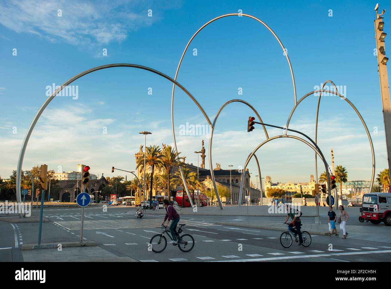 Onades Waves scultura di Andreu Alfaro con edificio Aduana nella zona di Port vell, Barcellona, Catalogna, Spagna Foto Stock