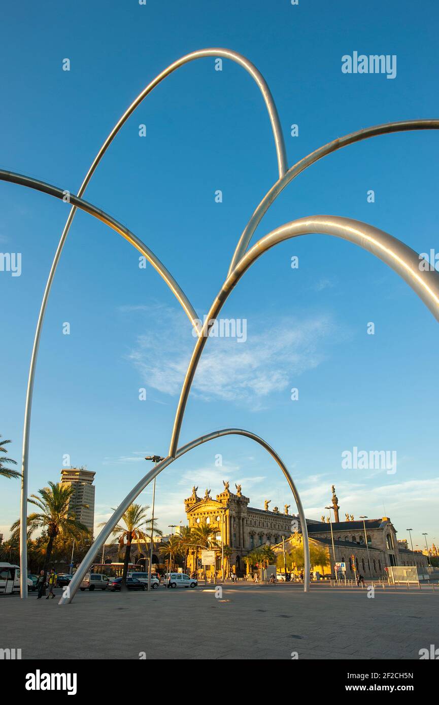 Onades Waves scultura di Andreu Alfaro con edificio Aduana nella zona di Port vell, Barcellona, Catalogna, Spagna Foto Stock