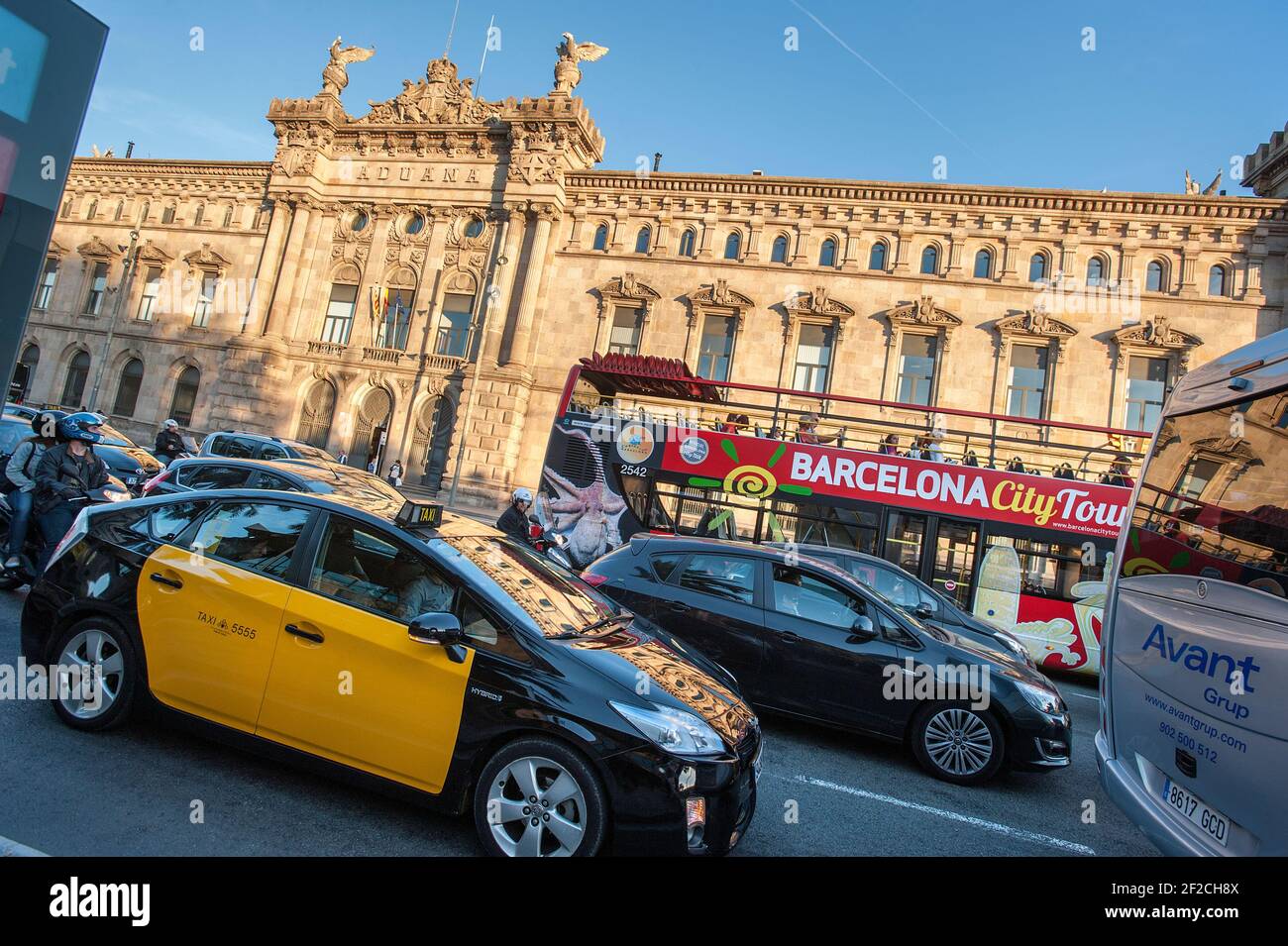 Porto Dogana edificio con taxi e City tour autobus scoperto, Barcellona, Catalogna, Spagna Foto Stock