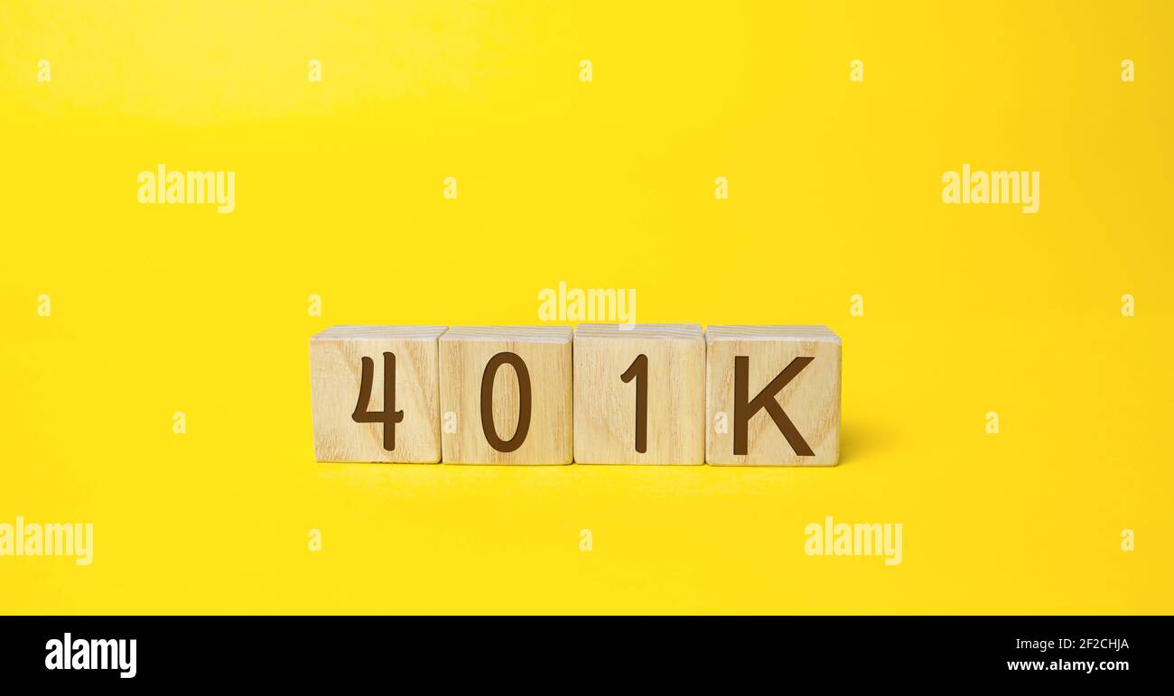 Blocchi di legno 401K. Piano pensionistico privato. Qualificato in materia fiscale. Concetto di business e finanza. Piano Di Pensionamento. Risparmi, risparmi Foto Stock