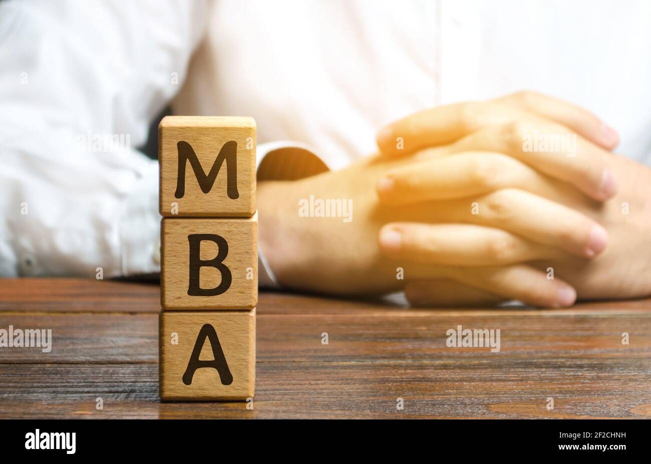 Blocchi di legno con la parola MBA - Master of Business Administration. Grado di professionalità nella gestione aziendale. Contabilità, risorse umane, ap Foto Stock