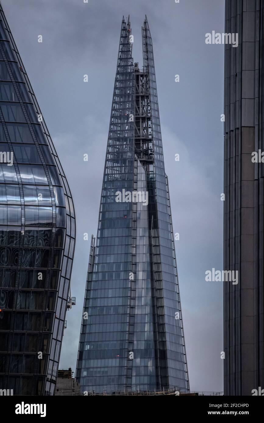 L'iconico edificio Shard di Londra sorge tra gli altri grattacieli di Londra nello skyline della capitale, Londra, Inghilterra, Regno Unito Foto Stock