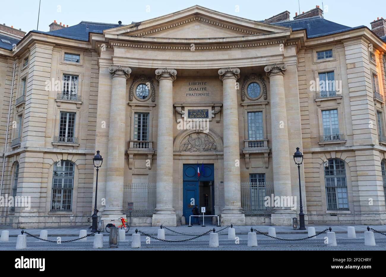 Parigi, Francia - 13 Febbraio 2021 : Vista della Facoltà di giurisprudenza dell'Università di Parigi situata vicino al Pantheon. Iscrizione in francese sulla facciata: Liberty, Equa Foto Stock