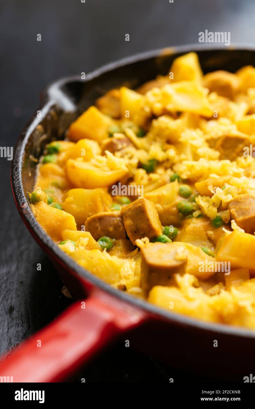 Vegan Hot Dog, Potato, cena di Pea con salsa di formaggio Foto Stock