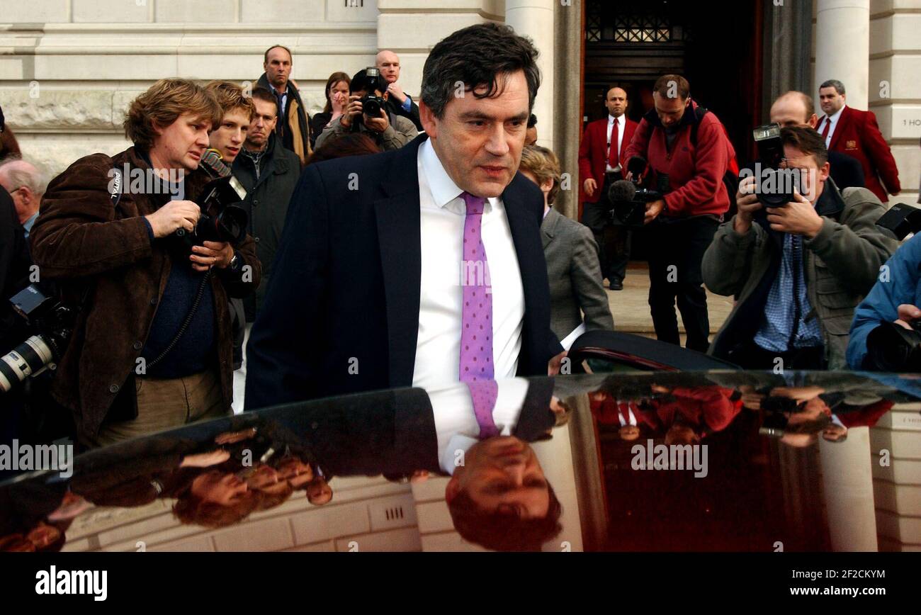 Il Cancelliere dello scacchiere Gordon Brown lascia l'Ufficio del Tesoro Questo pomeriggio, sulla via dei primi ministri, tempo delle interrogazioni.27 Novembre 2002 foto Andy Paradise Foto Stock