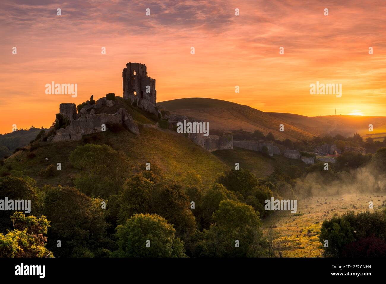 Costruito da Guglielmo il Conquistatore nel 11 ° secolo, il castello è una fortificazione che domina lo skyline sopra il villaggio di Corfe Castello sul Foto Stock