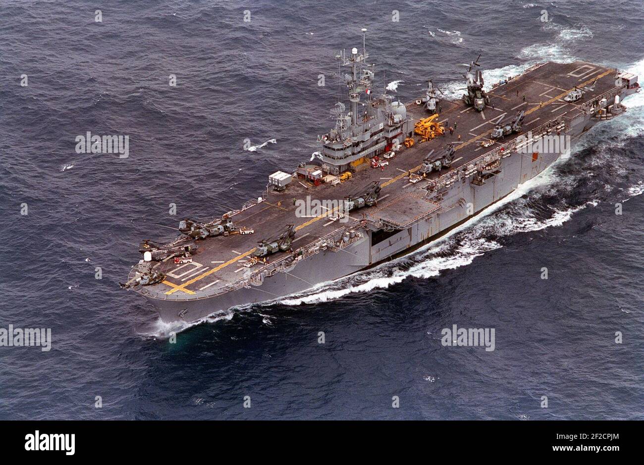 Vista dell'arco portuale di USS Tripoli (LPH-10) 1993. Foto Stock