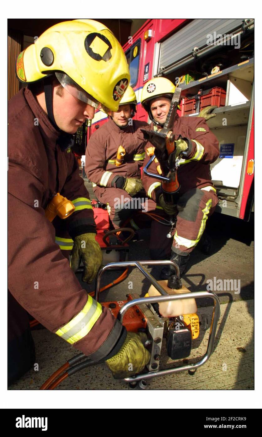 Stazione dei vigili del fuoco di Wembley.......membri dell'orologio blu di Wembley durante il controllo giornaliero delle attrezzature operative, che faranno parte del colpo nazionale dei vigili del fuoco.pic David Sandison 18/10/2002 Foto Stock