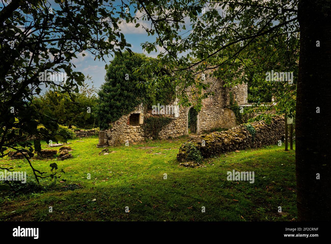 Resti della Chiesa di Santa Maria a Little Chart vicino Ashford, Kent. La chiesa fu bombardata durante la seconda guerra mondiale Foto Stock