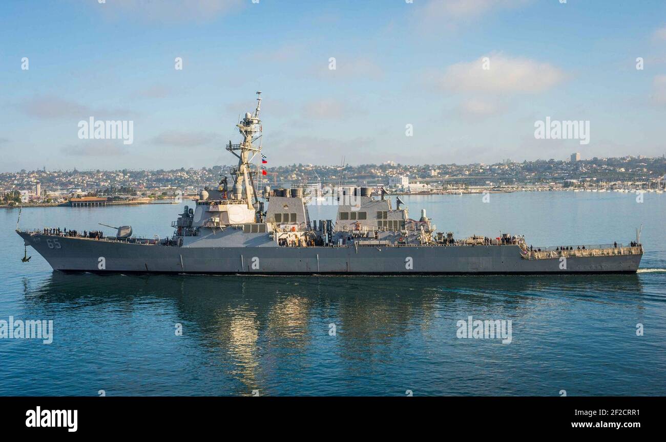 Vista laterale del porto di USS Benfold (DDG-65) in corso a San Diego 150209 Foto Stock
