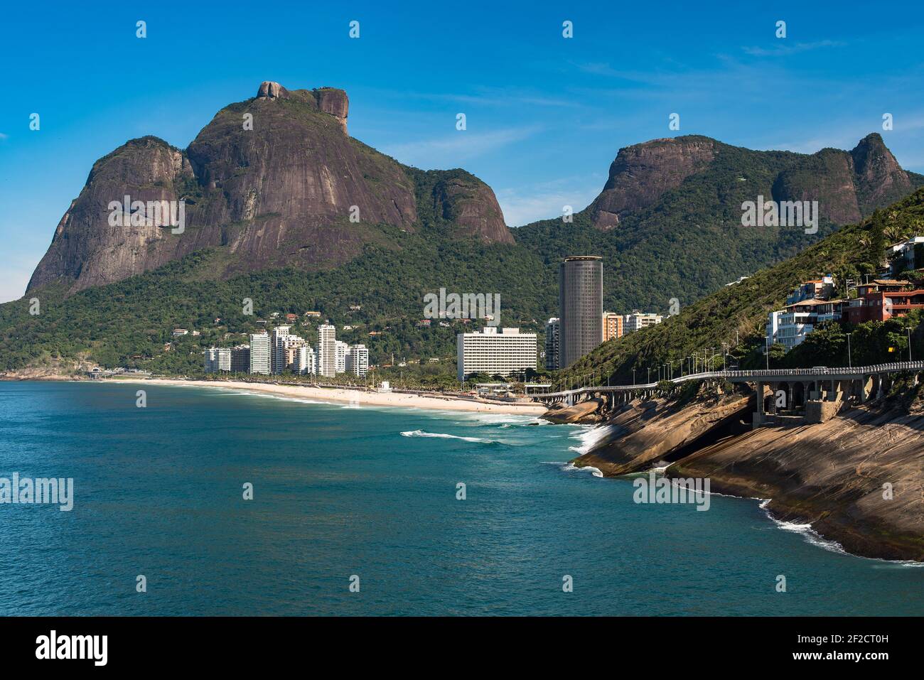 Bellissima costa di Rio de Janeiro con la spiaggia di Sao Conrado, Pedra da Gavea e i Monti Pedra Bonita Foto Stock