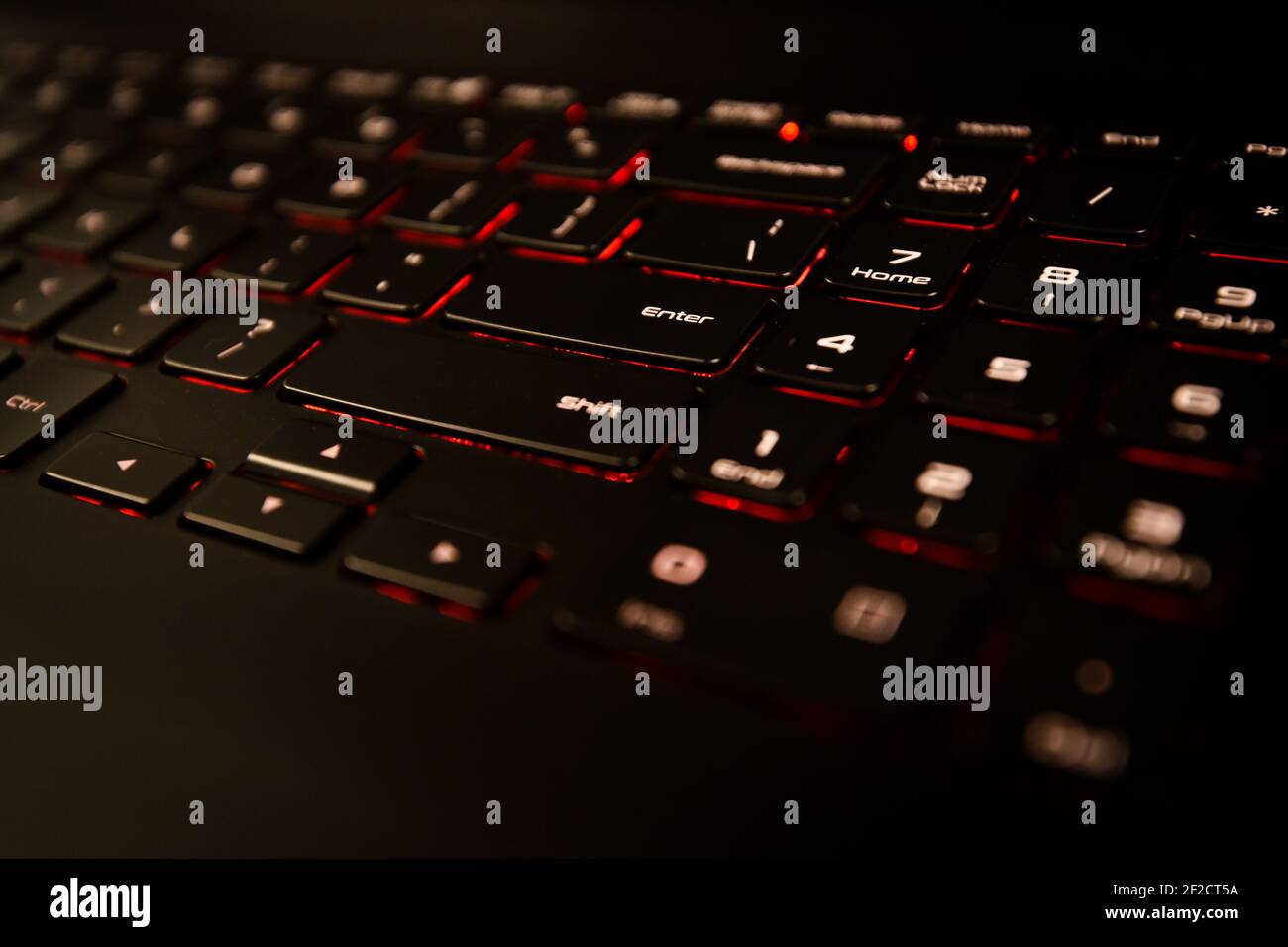 Tastiera per computer portatile nera con retroilluminazione rossa illuminata Foto Stock