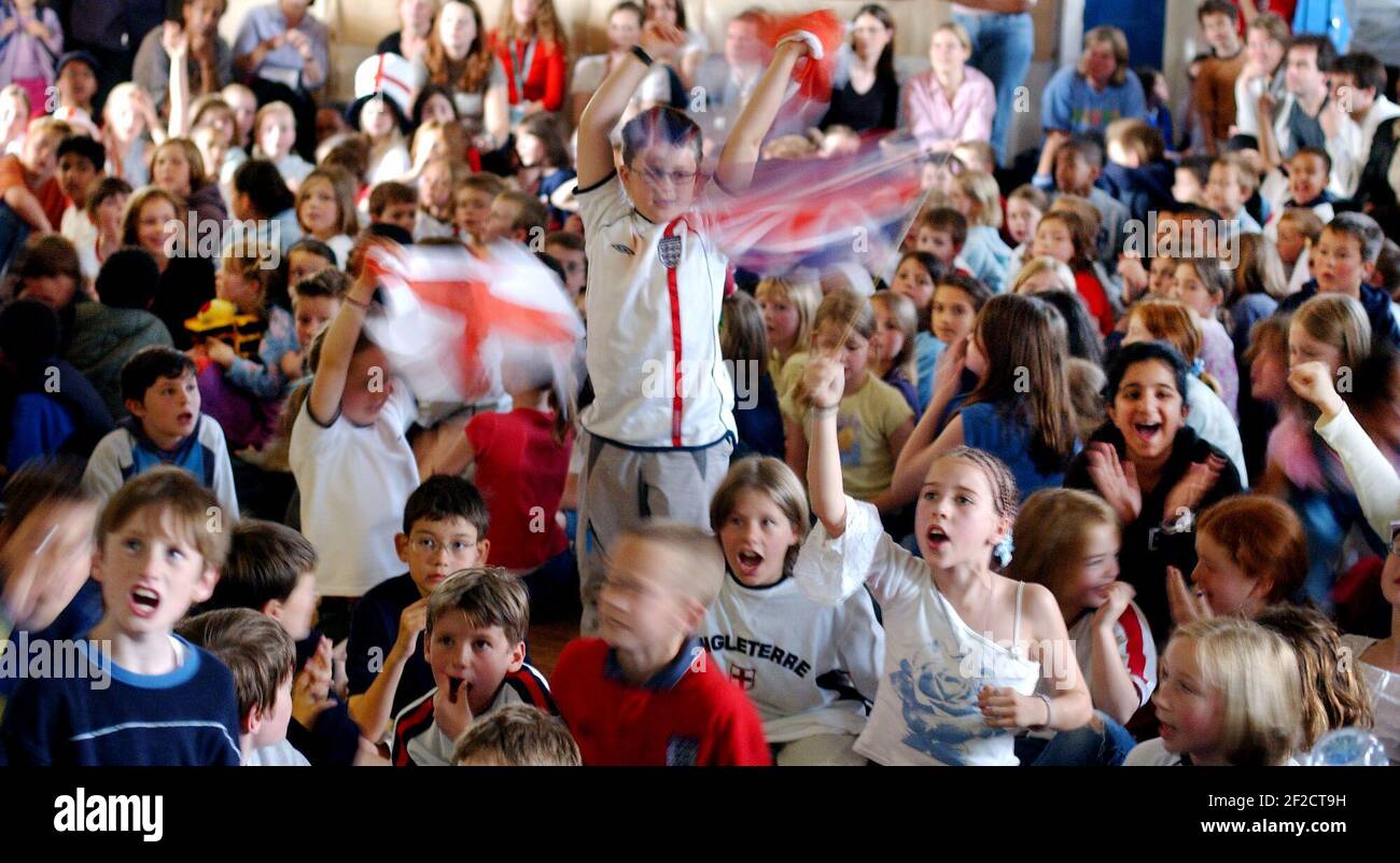Alunni alla Honeywell Junior School di Battersea che guardano il gioco Inghilterra V Nigeria. Il punteggio è stato 0-0.12 giugno 2002 foto Andy Paradise Foto Stock