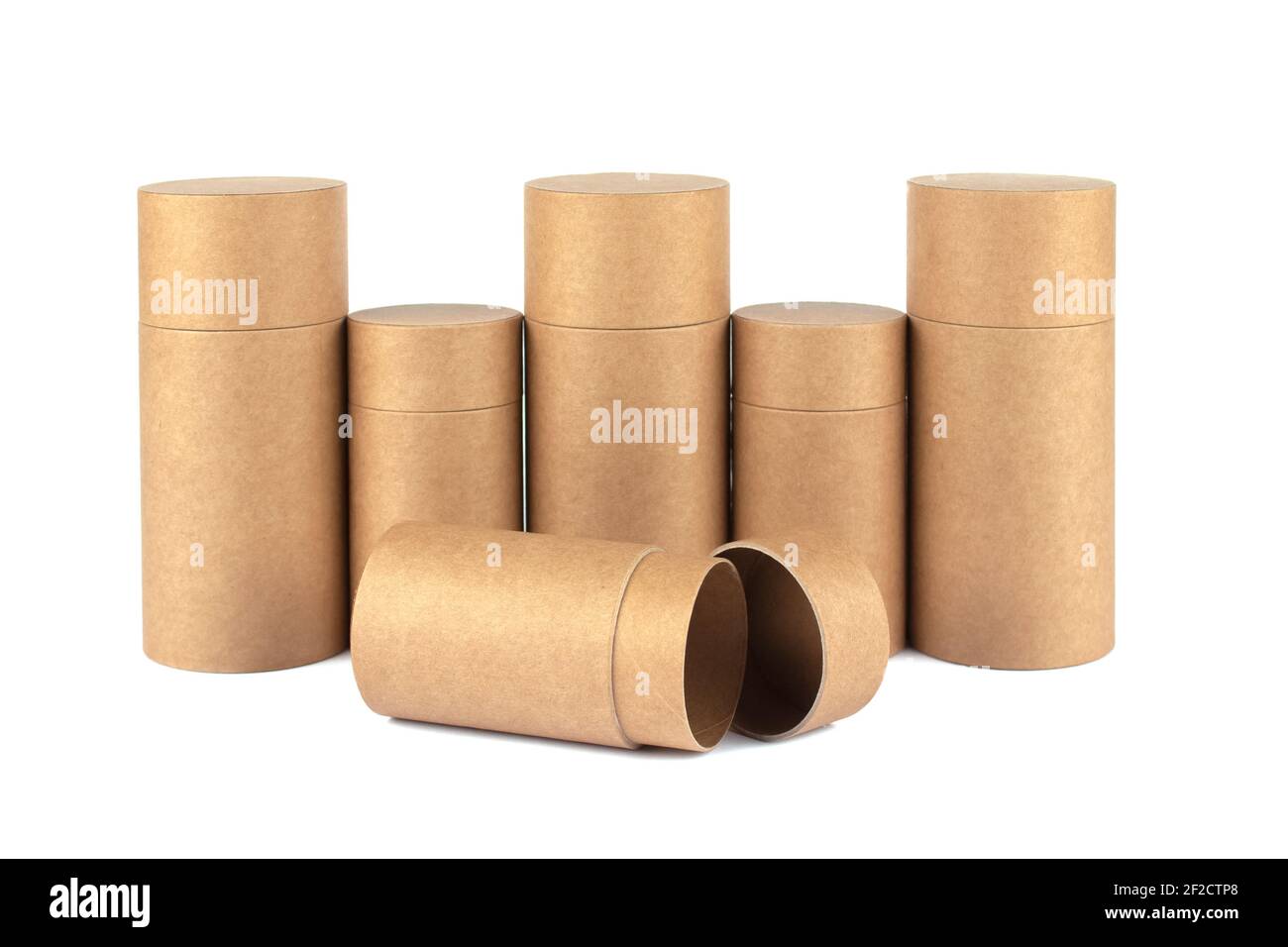 Gruppo di diversi tubi di carta riciclabili, contenitori di cartone con  tappi di carta per imballaggi cosmetici o di altro tipo isolati su fondo  bianco, mockup Foto stock - Alamy