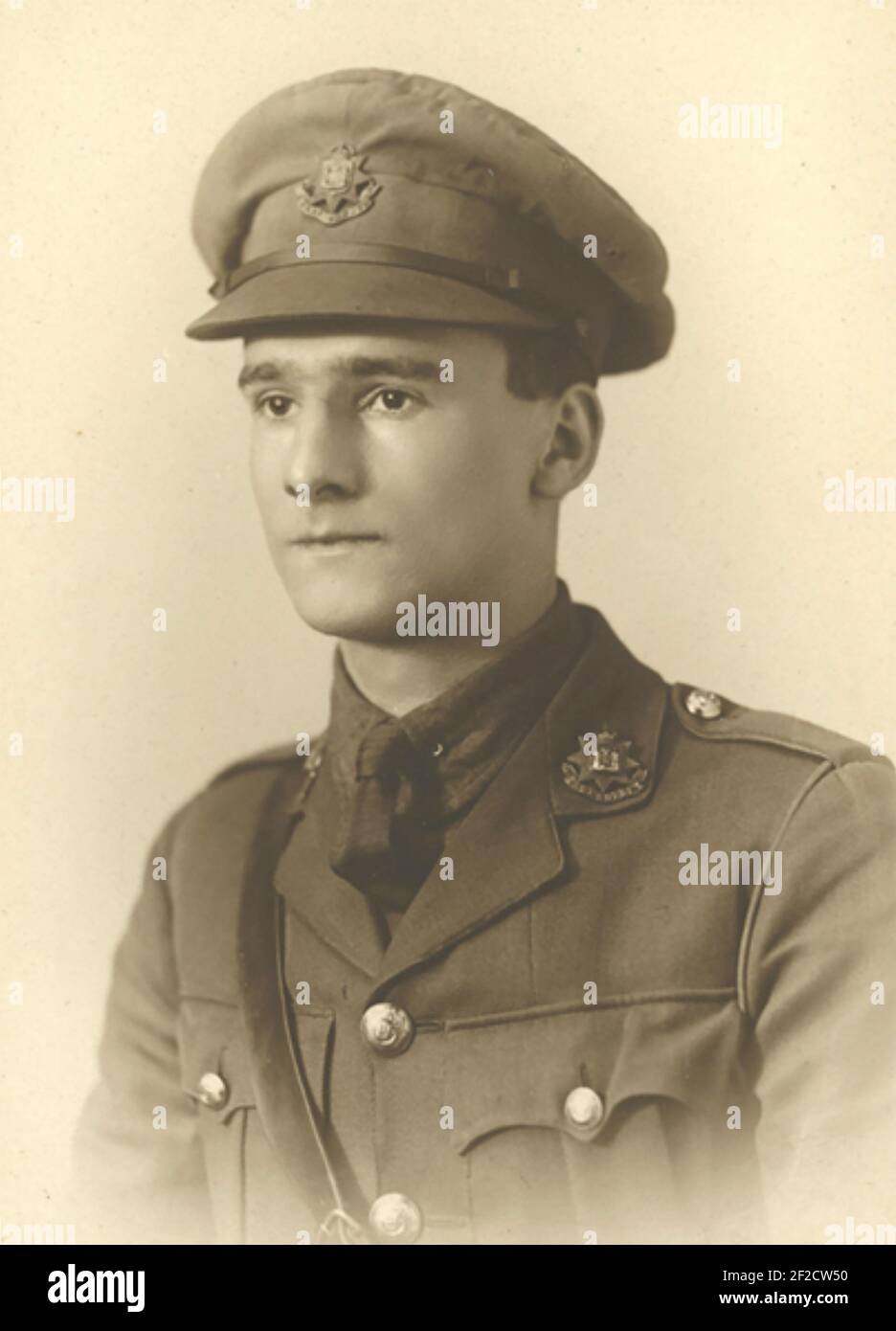 R.C.SHERRIFF (1896-1975) autore e drammaturgo inglese come ufficiale nel reggimento del Surrey Orientale durante la prima guerra mondiale da cui ha creato la sua esperienza Journey's End. Foto Stock