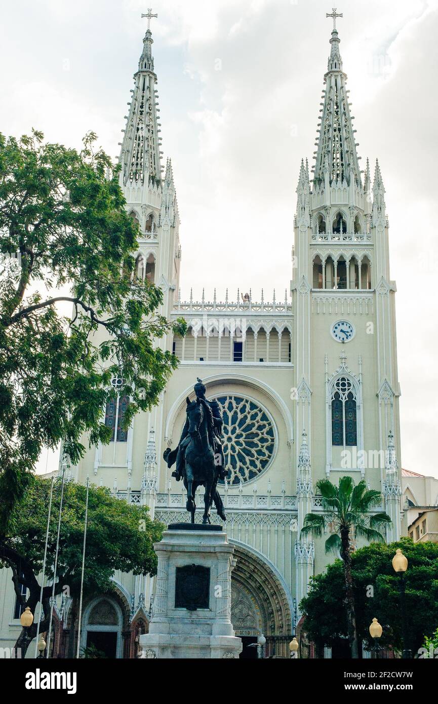 Guayaquil, Ecuador - 2019 dicembre, Parque Seminario e la Cattedrale Metropolitana Foto Stock