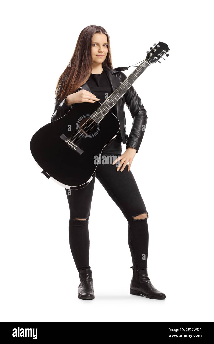 Giovane musicista femminile con una chitarra acustica in posa isolata sfondo bianco Foto Stock