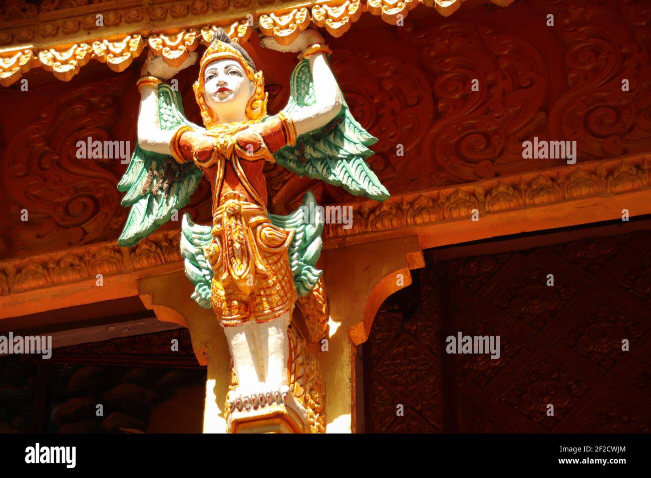 Una scultura di un ballerino di Apsara (essere celeste) a Wat Khmer Munireangsey in Can Tho, Vietnam Foto Stock