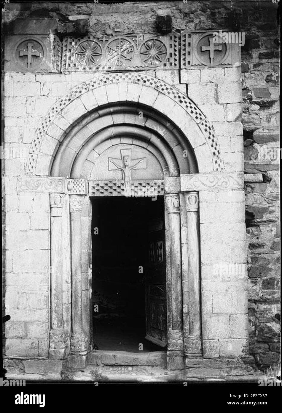 Portale de l'església de Sant Pèir d'Escunhau. Foto Stock